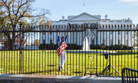Un hombre salta la valla de la Casa Blanca